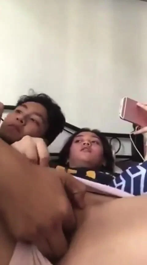 Anh họ dụ em gái nhỏ chơi điện thoại chủ yếu để em gái cho móc lồn.